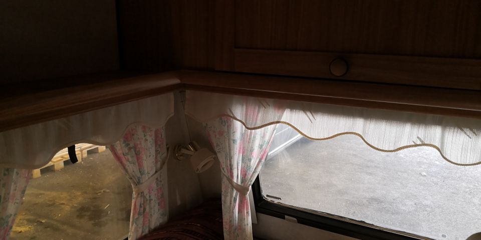 714909-18 Polar 550 GLE Caravan -89