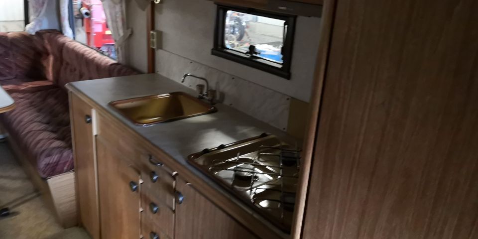 714909-22 Polar 550 GLE Caravan -89