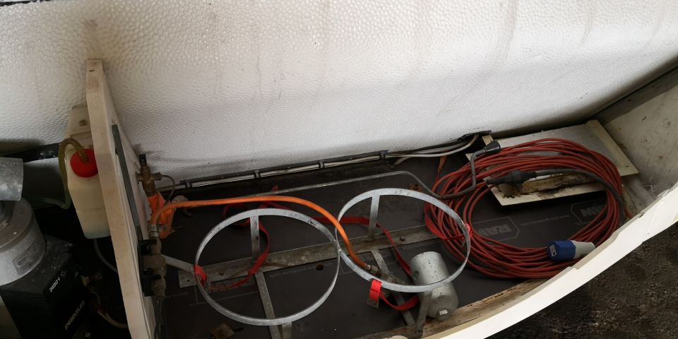 714909-27 Polar 550 GLE Caravan -89