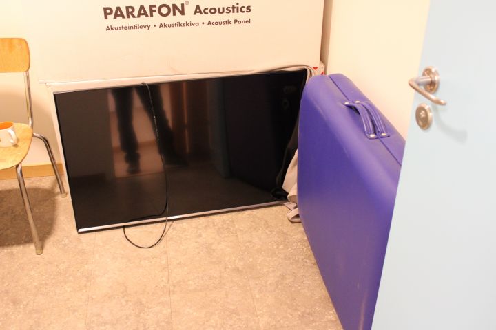 660956-1 Rest room - 2x TV / Monitors Samsung / LG, Massage table and bed 90 cm