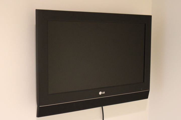 660956-3 Rest room - 2x TV / Monitors Samsung / LG, Massage table and bed 90 cm