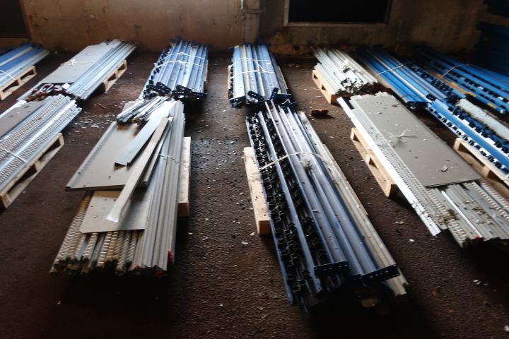 715569-4 Parti med plockställ/rullfack och tillbehör