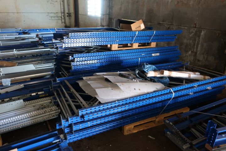 715569-8 Parti med plockställ/rullfack och tillbehör