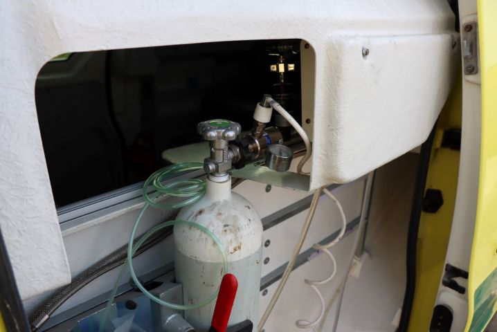 716743-21 Ambulance Volvo S80 -02 Regnr: TBP157