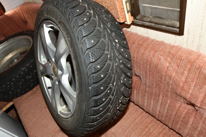 720507-2 2 sets of winter wheels