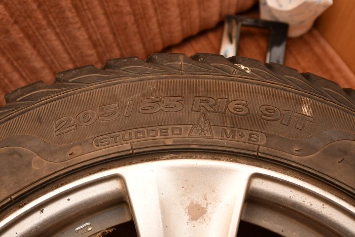 720507-4 2 sets of winter wheels