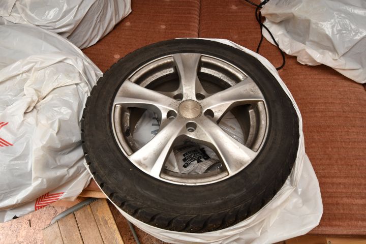 720507-6 2 sets of winter wheels