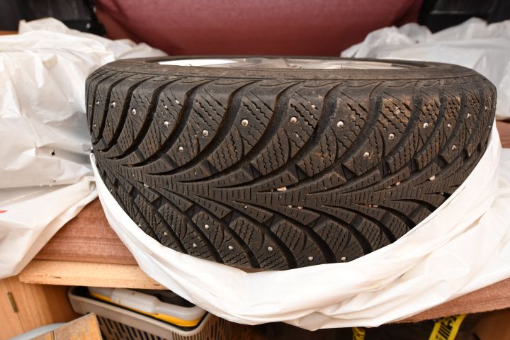 720507-8 2 sets of winter wheels