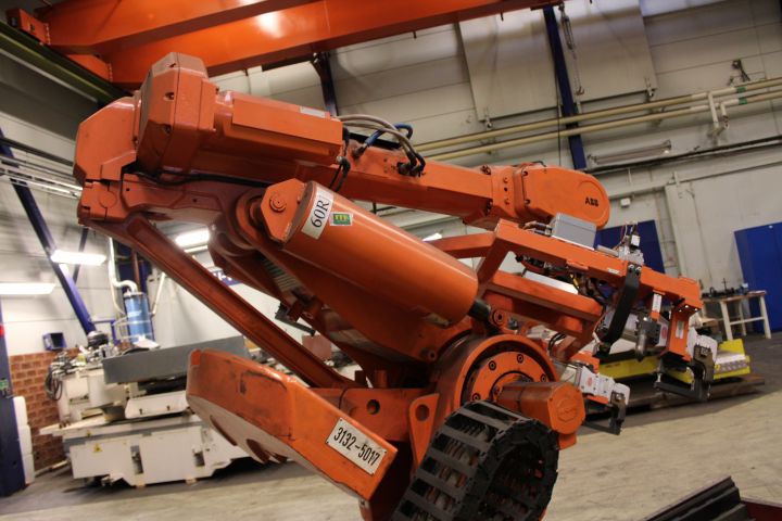 646030-12 Industrial robot ABB IRB 6400 2.4 / 150 incl 5 meter track