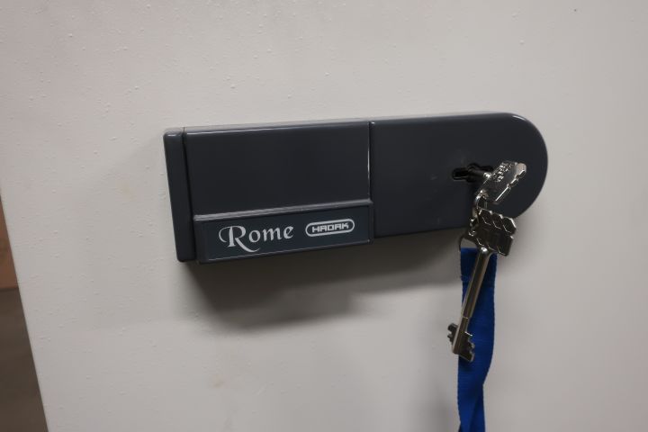 691563-2 Safe Hadak Rome