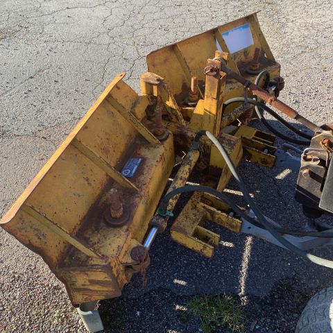 701626-13 Compact tractor Holder P30C-460 -1984 with hydraulic folding plow