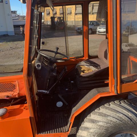 701626-19 Compact tractor Holder P30C-460 -1984 with hydraulic folding plow