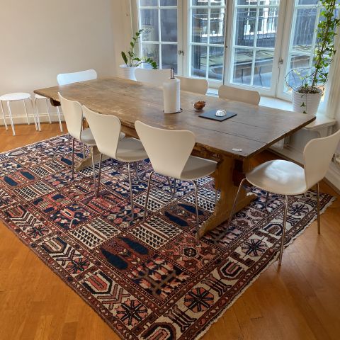 661378-1 Dining table, 8 chairs and carpet