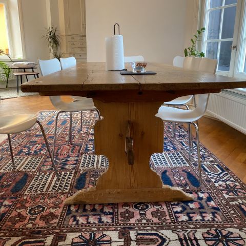 661378-4 Dining table, 8 chairs and carpet