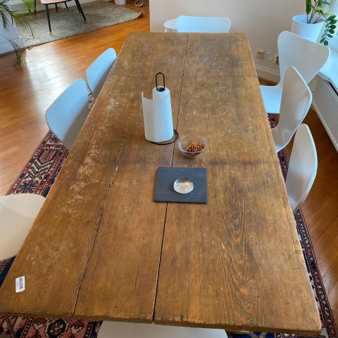 661378-5 Dining table, 8 chairs and carpet
