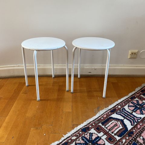 661378-6 Dining table, 8 chairs and carpet