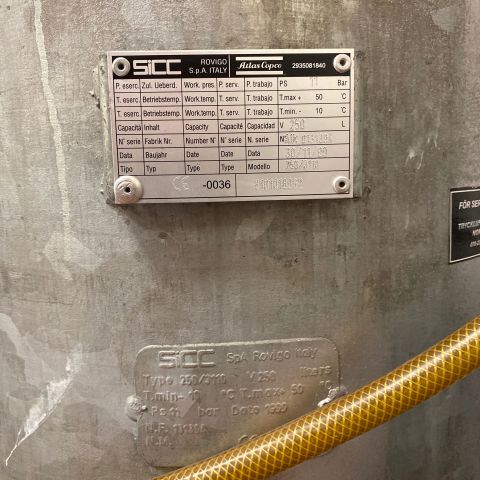 718197-7 Screw compressor Atlas Copco GA5FF - 2000 with pressure tank 250L