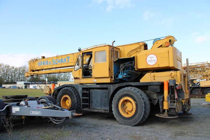 725433-4 Rough terrain  crane 25 Ton Kato KR25HL -83