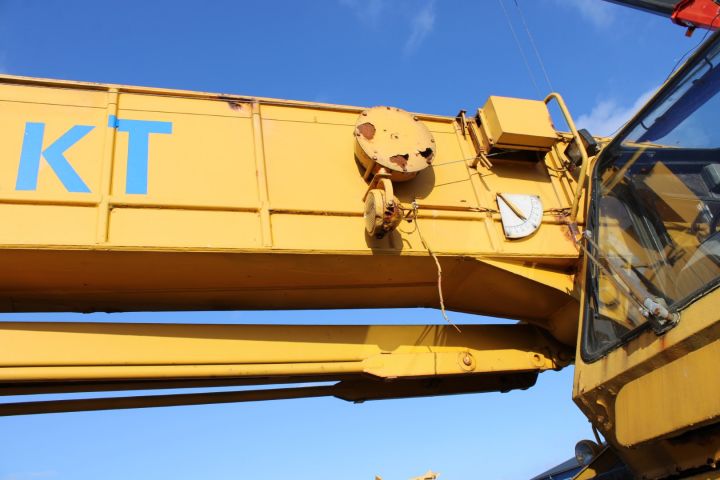 725433-18 Rough terrain  crane 25 Ton Kato KR25HL -83
