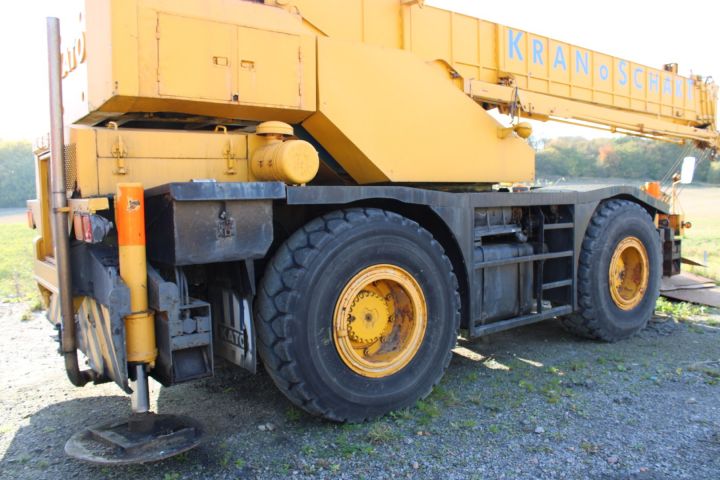 725433-26 Rough terrain  crane 25 Ton Kato KR25HL -83