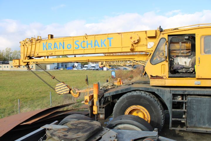 725433-34 Rough terrain  crane 25 Ton Kato KR25HL -83