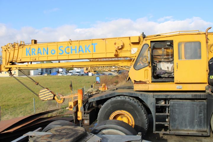 725433-35 Rough terrain  crane 25 Ton Kato KR25HL -83