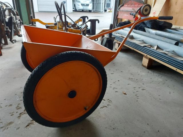 717438-4 Manual Gravel / Sand Spreader