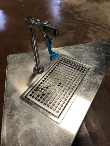 422406-2 Dricksvattensifon Pan Atlantic med nedfälld spillbricka,inkl  vattenkylare.