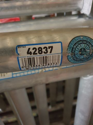 724058-6 Folding roller stand & stand with gangway