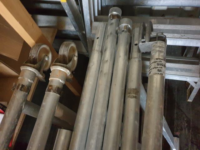 724058-9 Folding roller stand & stand with gangway