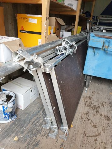 724058-11 Folding roller stand & stand with gangway