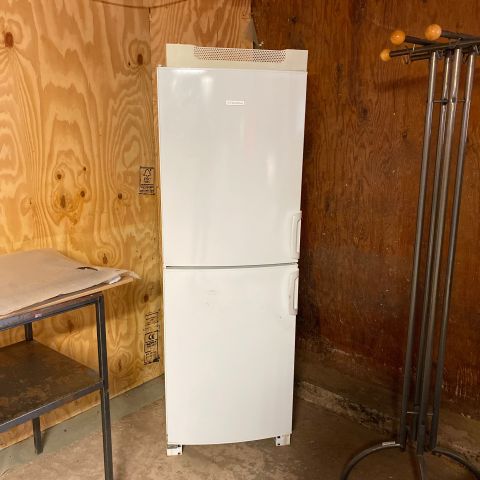 718326-1 Electrolux fridge and freezer