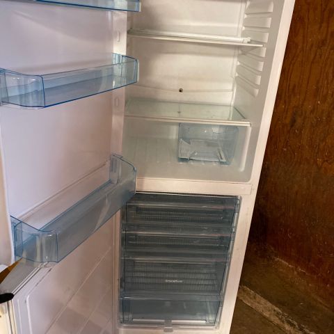 718326-4 Electrolux fridge and freezer