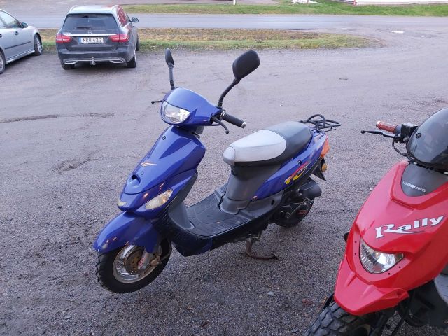 578329-3 2st moped scooters