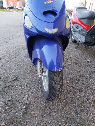 578329-18 2st moped scooters