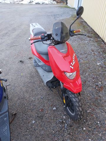 578329-25 2st moped scooters
