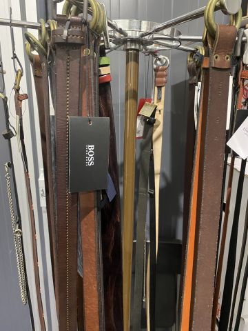 661477-31 Entire women's and men's clothing store, large batch of designer clothes and shop fittings.