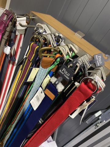 661477-32 Entire women's and men's clothing store, large batch of designer clothes and shop fittings.