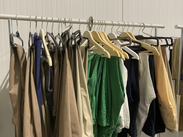 661477-4 Entire women's and men's clothing store, large batch of designer clothes and shop fittings.