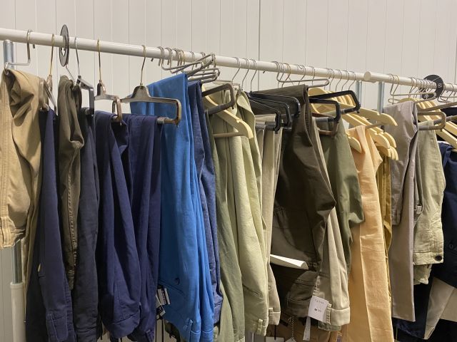 661477-5 Entire women's and men's clothing store, large batch of designer clothes and shop fittings.