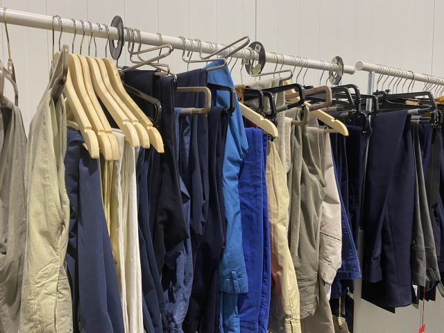 661477-6 Entire women's and men's clothing store, large batch of designer clothes and shop fittings.