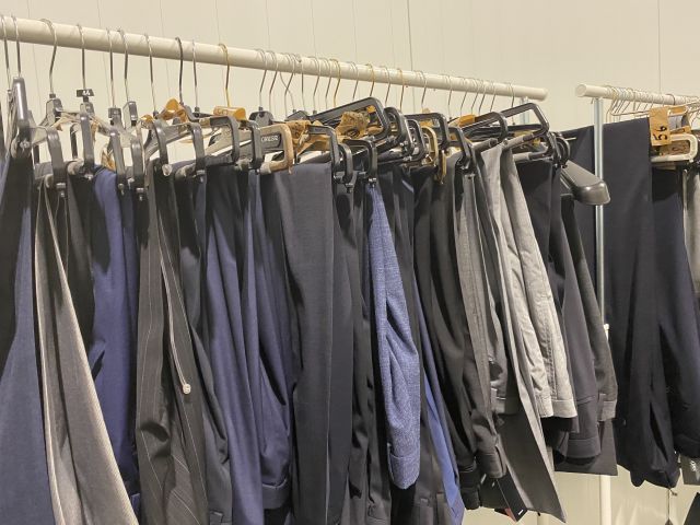 661477-7 Entire women's and men's clothing store, large batch of designer clothes and shop fittings.