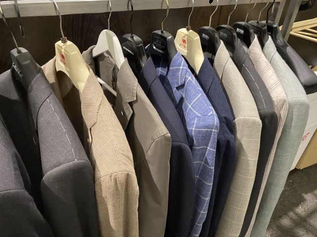 661477-9 Entire women's and men's clothing store, large batch of designer clothes and shop fittings.