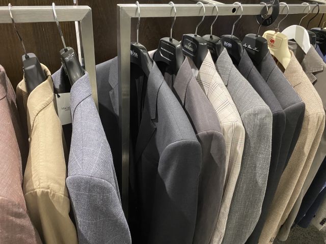 661477-10 Entire women's and men's clothing store, large batch of designer clothes and shop fittings.