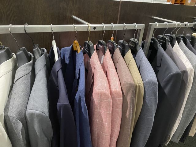 661477-11 Entire women's and men's clothing store, large batch of designer clothes and shop fittings.