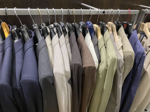 661477-13 Entire women's and men's clothing store, large batch of designer clothes and shop fittings.