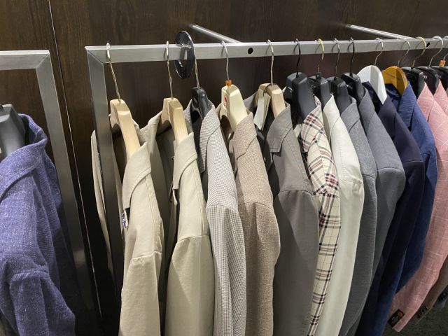 661477-12 Entire women's and men's clothing store, large batch of designer clothes and shop fittings.