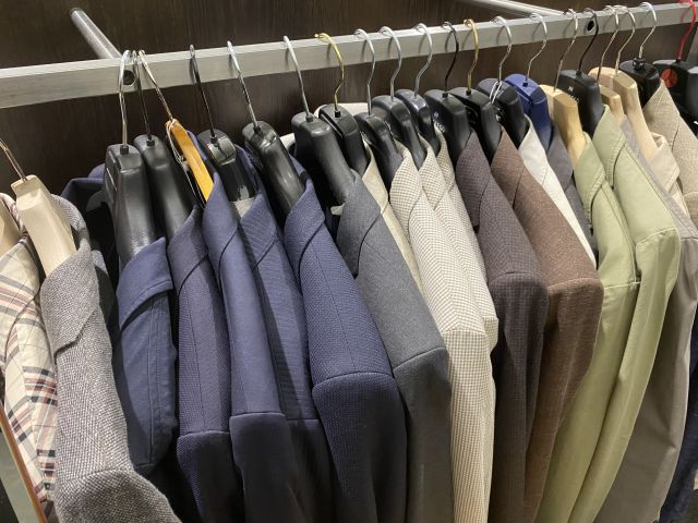 661477-14 Entire women's and men's clothing store, large batch of designer clothes and shop fittings.