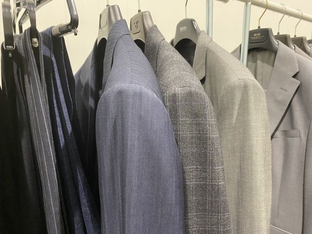 661477-16 Entire women's and men's clothing store, large batch of designer clothes and shop fittings.