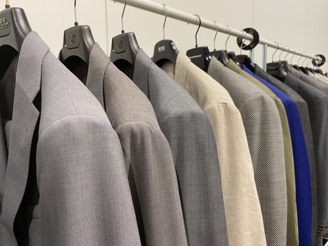 661477-17 Entire women's and men's clothing store, large batch of designer clothes and shop fittings.